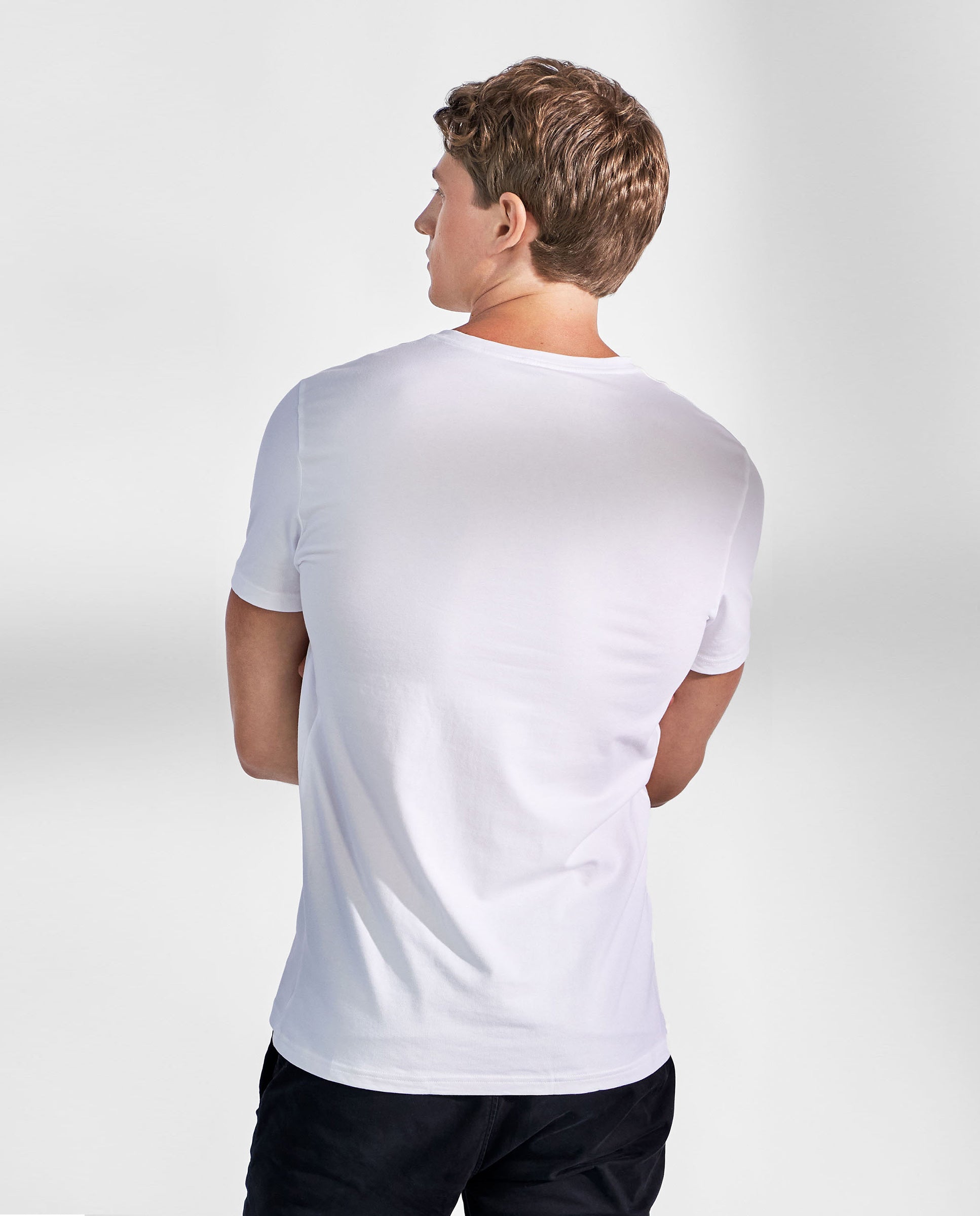 Pack 2 camisetas elásticas cuello pico blanco by B