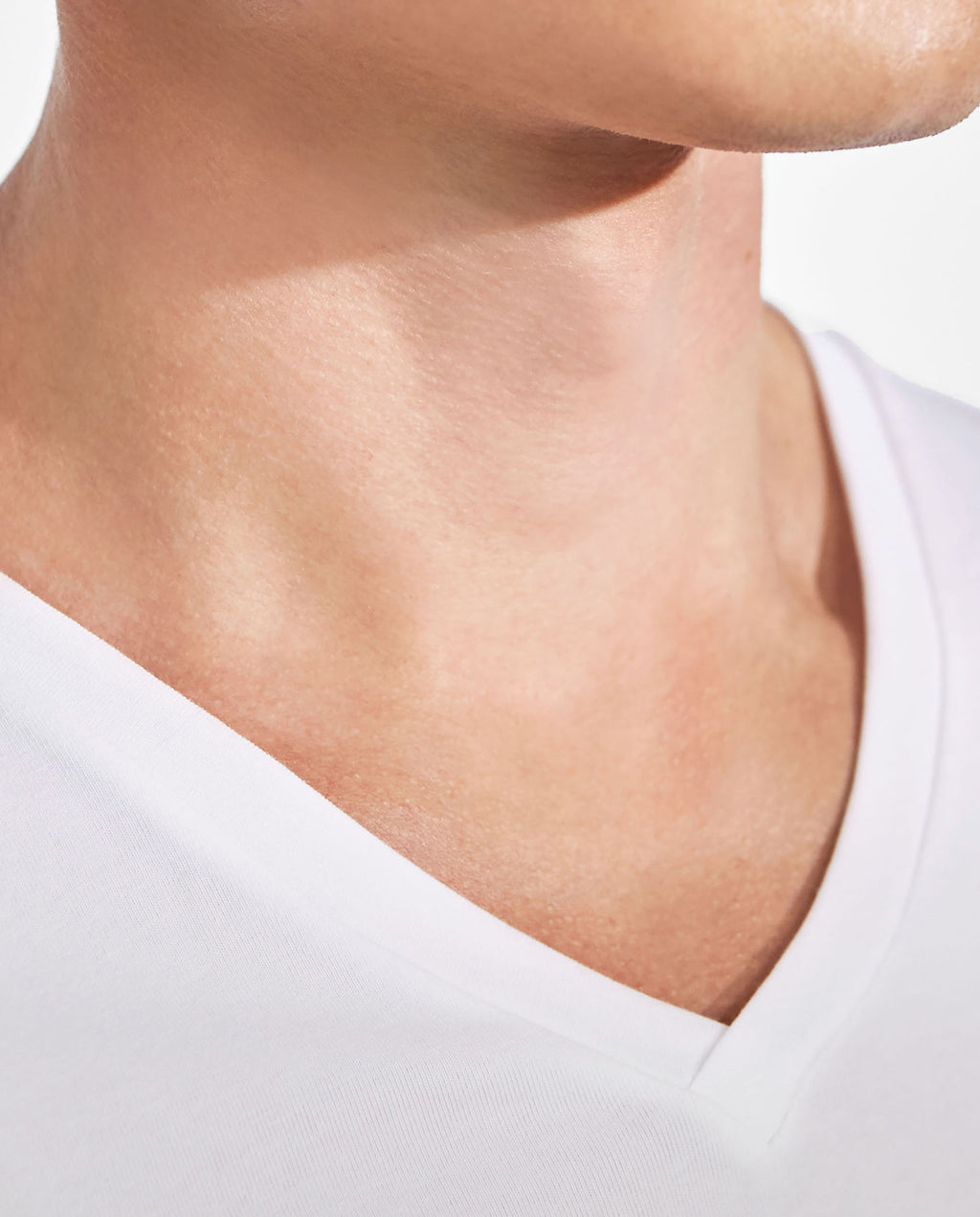 Pack 2 camisetas elásticas cuello pico blanco by B