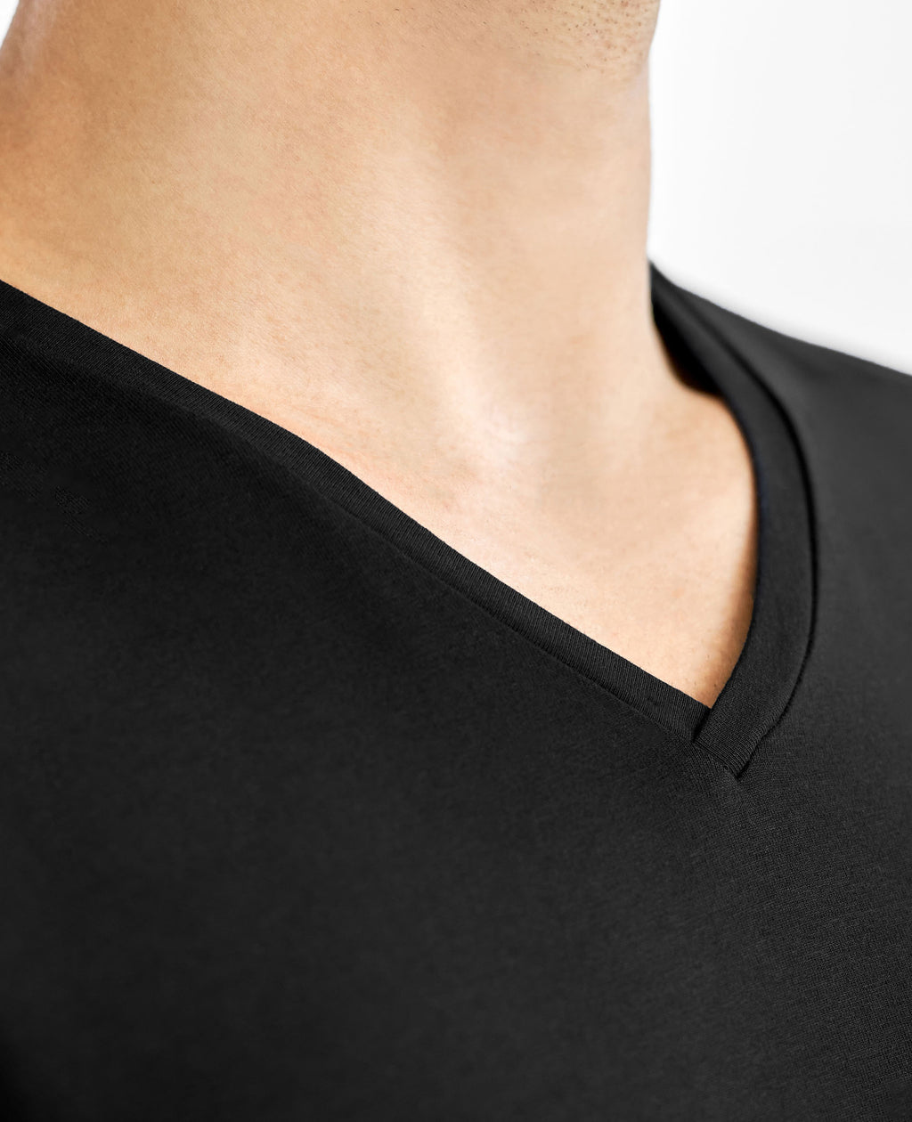 Pack 2 camisetas elásticas cuello pico negro by Br