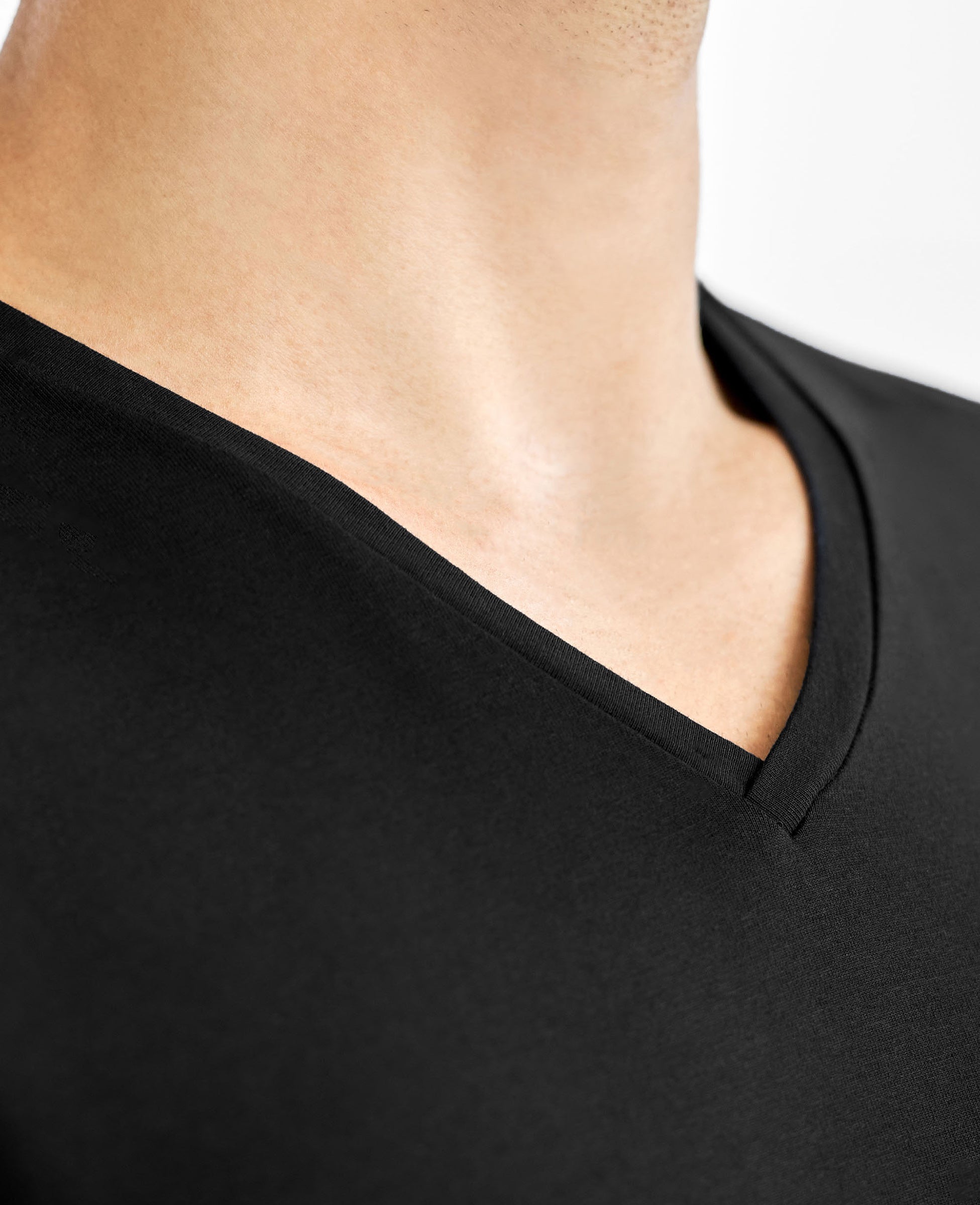 Pack 2 camisetas elásticas cuello pico negro by Br