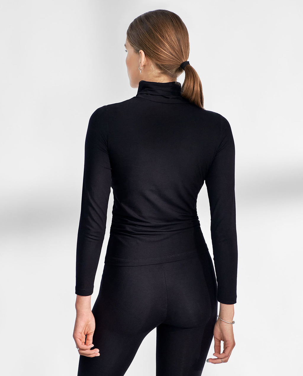 CAMISETA CUELLO CISNE MODAL negro by Bread&Boxers