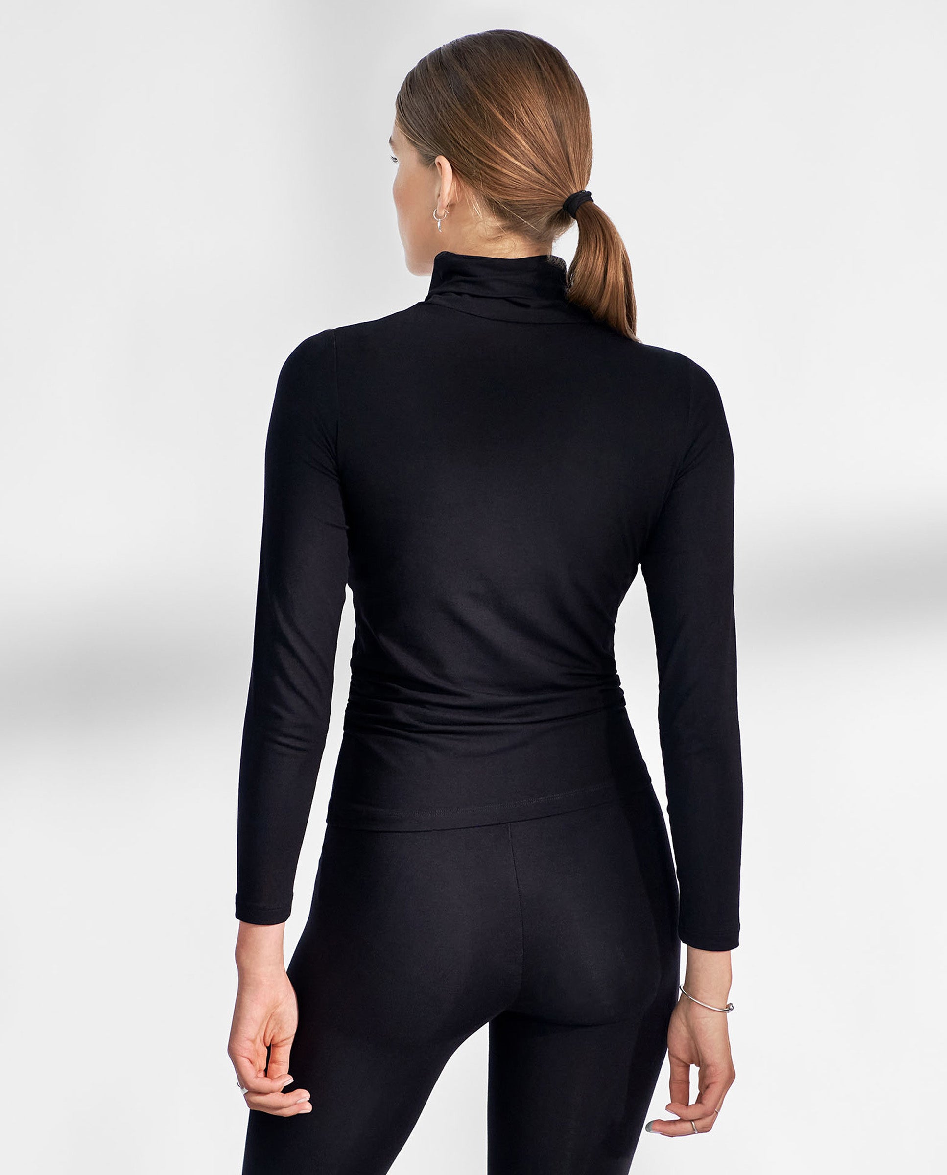 CAMISETA CUELLO CISNE MODAL negro by Bread&Boxers